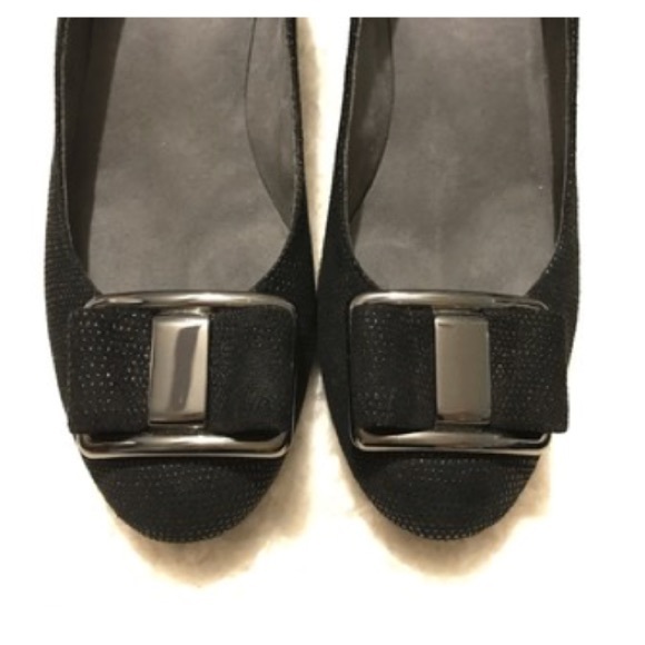 Stuart Weitzman Proper Goosebump Bow Pump Wedges - Picture 5 of 8